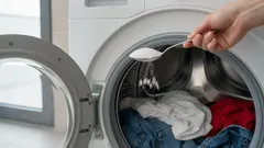 Nigdy bym nie pomyślał, że można to wrzucić do prania: co jedna łyżka sody oczyszczonej potrafi zrobić z praniem