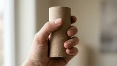 Zdziwisz się, jak mała rolka kartonu może całkowicie zmienić zapach w łazience – bez większego wysiłku